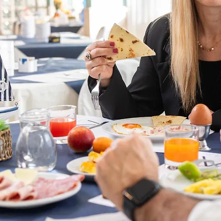 Hotel Amadei Blumen Pesaro